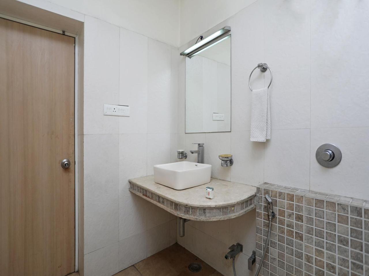 Oyo 1524 Hotel Vaani Continental Kanpur Bagian luar foto